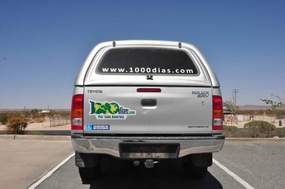 Roubaram a placa traseira da Fiona!!! (em Pioneertown, na Califórnia, nos Estados Unidos)